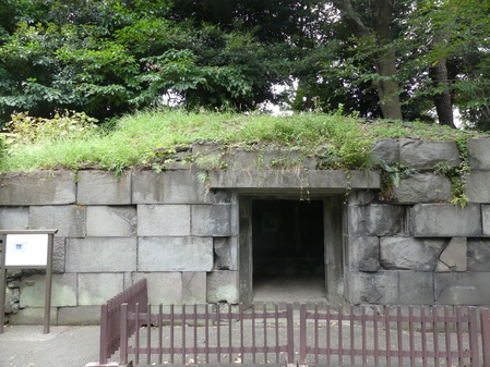 本丸跡の石室