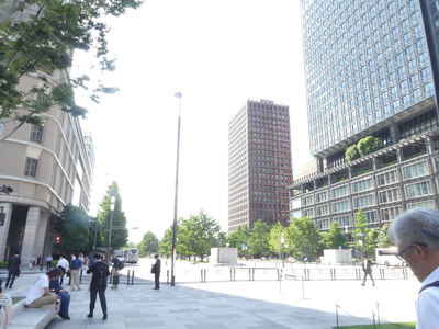 東京駅前の広場